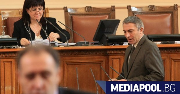 Председателят на ДПС Мустафа Карадайъ излиза на парламентарната трибуна С