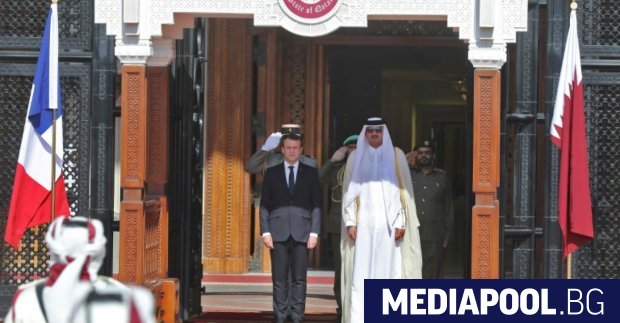 Френският президент Еманюел Макрон сключи военни и транспортни сделки с