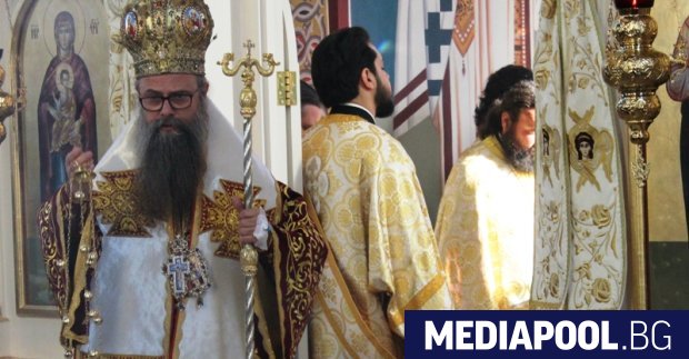 Сн Под тепето Пловдивският митрополит Николай отслужи празнична литургия на