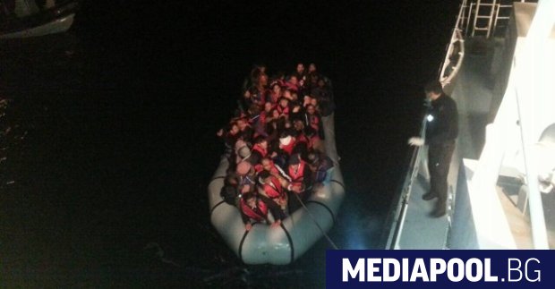 Снимка МВР Български кораб е спасил десетки мигранти от лодка