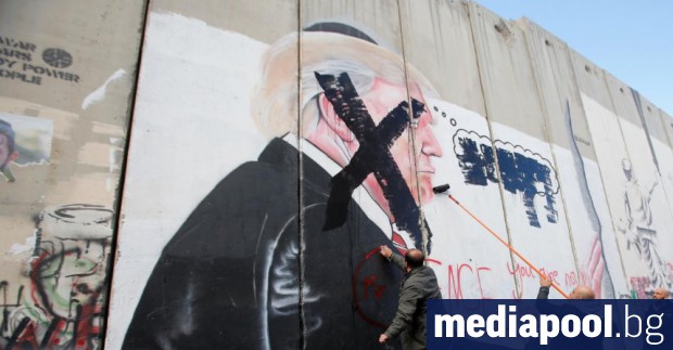 Палестинци рисуват и пишат лозунги срещу Тръмп на стената по