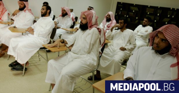 Вътрешен басейн слънчеви тераси и обслужващ персонал в ливреи този