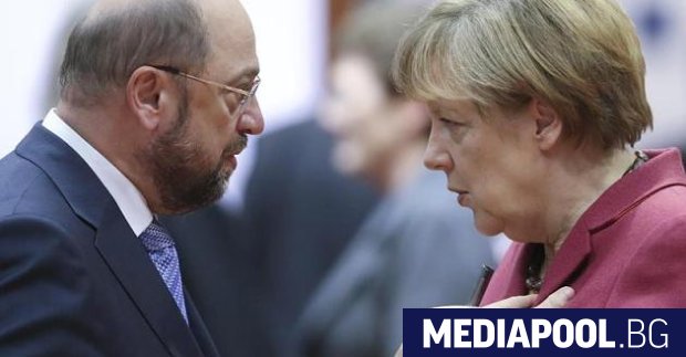 Лидерът на социалдемократите Мартин Шулц и канцлерката Ангела Меркел Германската