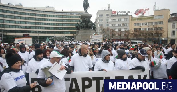 Сн БГНЕС Служители на Булгартабак Холдинг АД протестират по столичните улици
