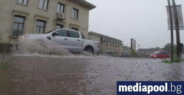 Обилните валежи в София са довели до запушени шахти наводнени
