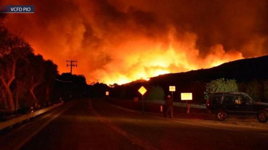 Голям пожар бушува в Южна Калифорния, хиляди хора са евакуирани