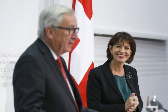 Президентката на Швейцария Дорис Лойтхард и председателят на Европейската комисия Жан-Клод Юнкер