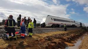 Пътнически влак дерайлира в Испания; 27 души са ранени
