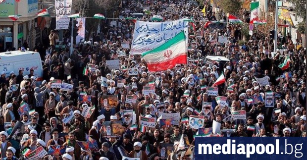 Хиляди хора в цял Иран са по улиците. Според тях