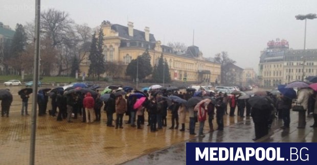 Опашки се извиха пред сградата на Българската народна банка БНБ