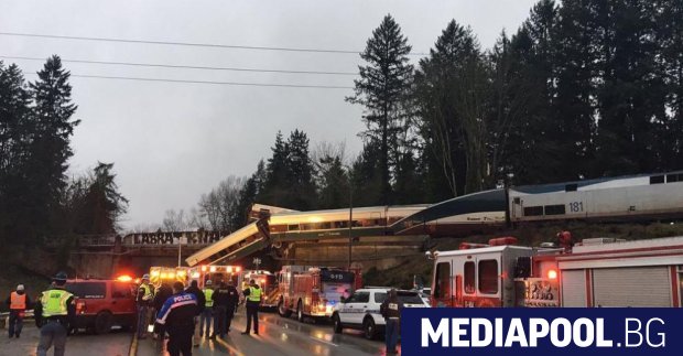 Трима души са загинали при излезлязъл от релсите влак в