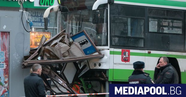 Пътнически автобус се вряза в спирка на градския транспорт в