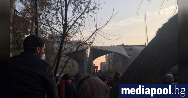 Хора протестират в близост до университета на Техеран в събота
