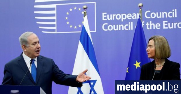 Федерика Могерини заедно с израелския премиер Нетаняху по време на