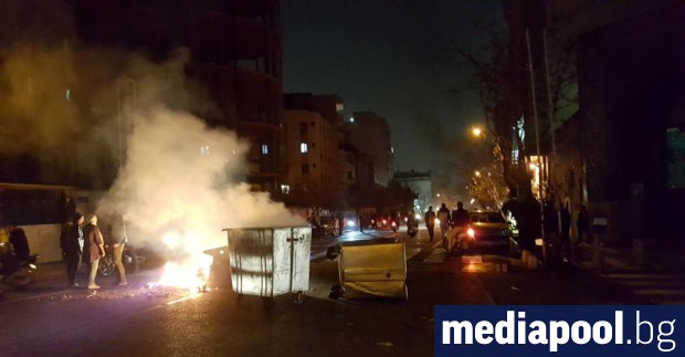По време на протести в Иран са загинали 12 души