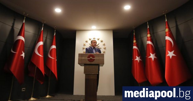 Турските власти отстраниха от длъжност 2756 души работещи в държавни
