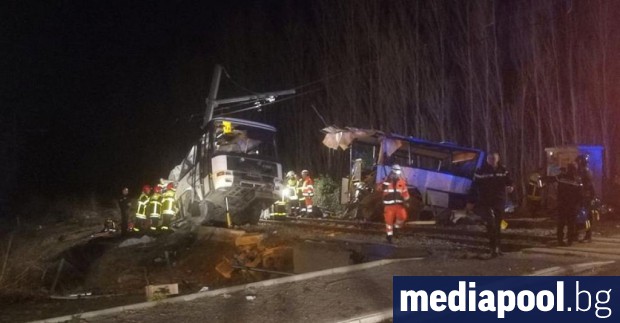 Шест деца са загинали във вчерашния сблъсък между влак и
