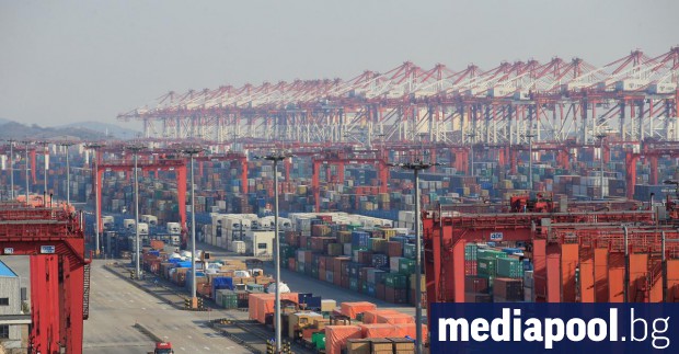 Планини от контейнери в шанхайското пристанище част от Свободната търговска