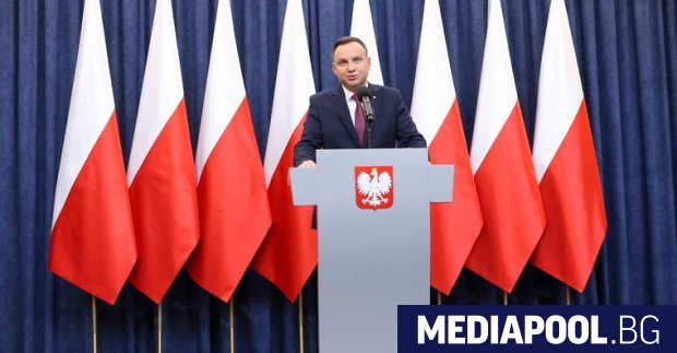 Президентът Дуда обявява решението си да подпише спорните закони. Полският