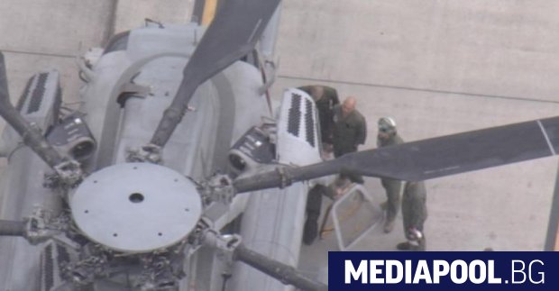 Прозорец на прелитащ над японско училище американски хеликоптер рухна върху