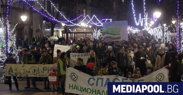 Граждани и екоорганизации протестираха в София срещу разширяването на ски