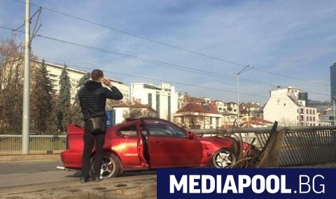 Шофьор без книжка направи зрелищна катастрофа в центъра на София,