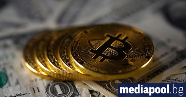 Курсът на биткойна спадна под 13 000 долара изгубвайки около