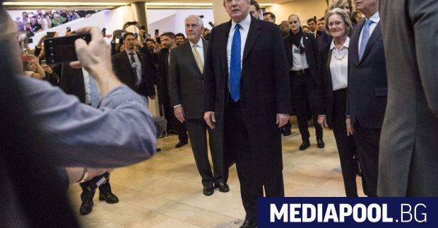 Доналд Тръмп позира пред журналисти след пристигането си на форума