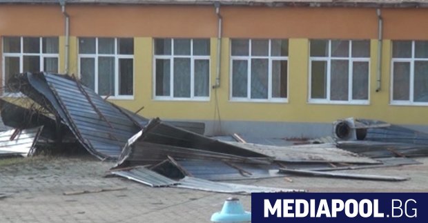 Ураганният вятър отнесе покрива на училището в Карлово сн БГНЕС Бедственото
