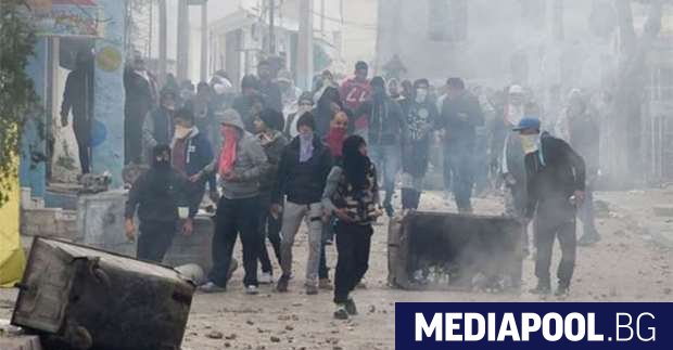 Напрежението в Тунис не намалява и в редица градове избухнаха