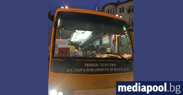 Автобуси на Министерството на образованието карат защитниците на застрояването на