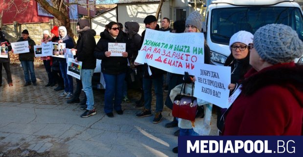 Протест на неправителствени организации пред сградата на РИОСВ Варна срещу