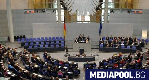 Депутати от дяснонационалистическата партия Алтернатива за Германия АзГ оглавиха три
