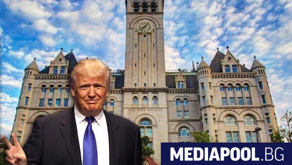 Доналд Тръмп на фона на своя международен хотел във Вашингтон
