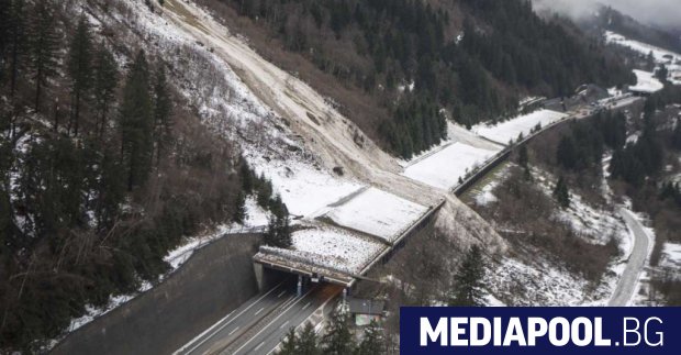 Лавина в швейцарския кантон Ури, заснета във вторник Наводнения, придошли