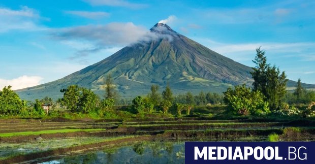 Най активният вулкан във Филипините Майон изхвърли пепел и пара за