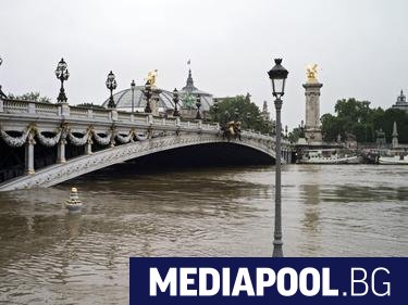 Парижани запазват спокойствие на фона на покачващото се ниво на