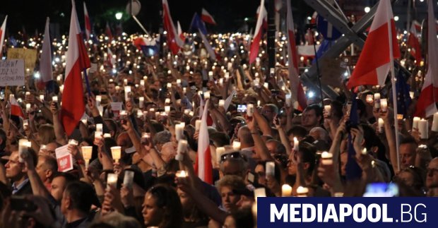 Кадър от протестите в Полша сн ЕПА БГНЕС Ръководителят на