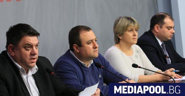 Атанас Зафиров Иван Иванов Весела Лечева и Филип Попов информират