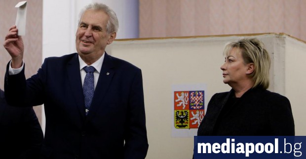 Чехите гласуват на балотажа на президентските избори който изправя един