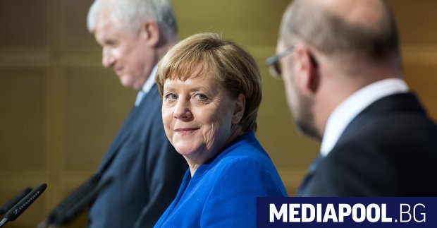 Лидерът на ХДС Ангела Меркел гледа към лидера на социалдемократите