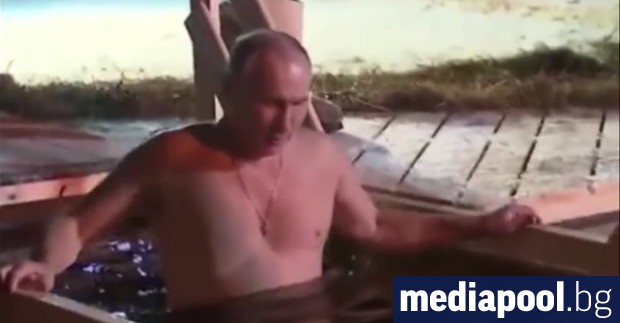 Множество руснаци включително президентът Владимир Путин се окъпаха тази нощ