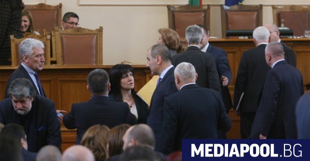 Първият вот на недоверие срещу кабинета Борисов 3 започна вяло
