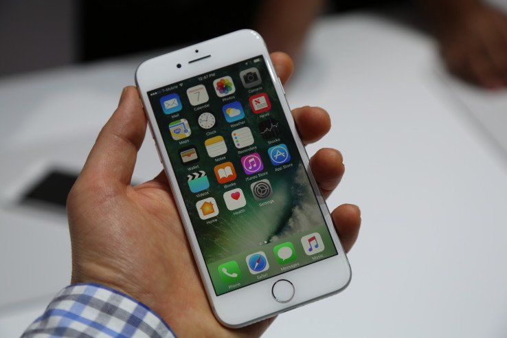 Френската прокуратура разследва "Епъл" за умишлено забавяне на старите модели "Айфон"