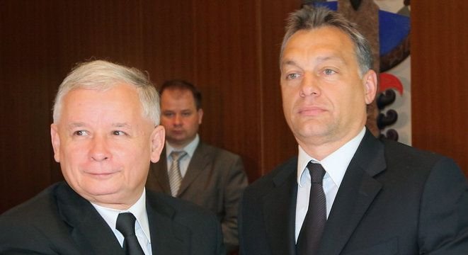 Лидерът на управляващата в Полша партия "Право и справедливост" (ляво) и унгарският премиер Виктор Орбан
