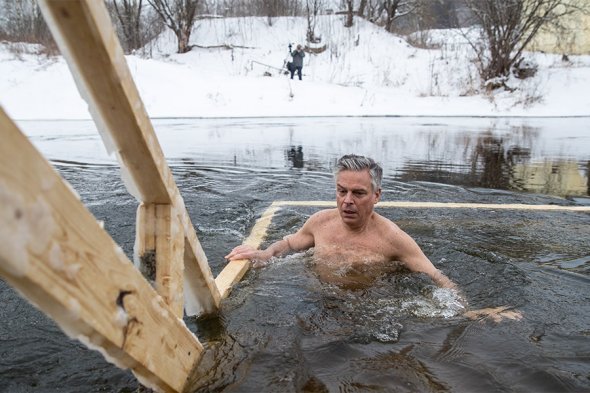 Американският посланик в Русия се къпа в ледено езеро за Богоявление