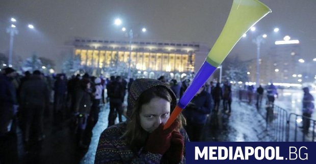 Сн. ЕПА/БГНЕС Хиляди протестираха в Букурещ и други румънски градове