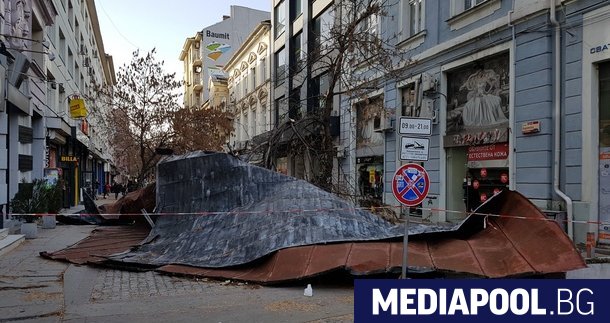 Снимка БНР Покривната конструкция на сграда в центъра на София