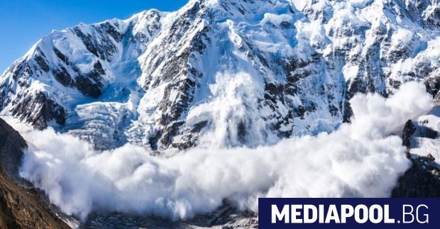Десет души бяха затрупани от лавина в Швейцария в неделя.