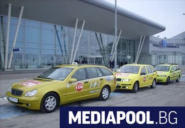 Контролните органи извършват масови проверки на таксита около летищата и